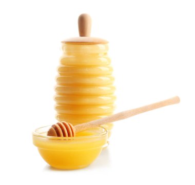 Kase, kepçe ve üzerinde beyaz izole aromatik bal kavanozu