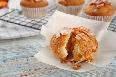 Lezzetli domuz pastırması muffin masada