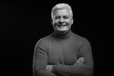 Koyu arka plan, siyah beyaz etkisi üzerinde rahat kıyafetler içinde üst düzey yakışıklı