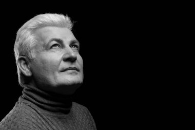 Koyu arka plan, siyah beyaz etkisi üzerinde rahat kıyafetler içinde üst düzey yakışıklı