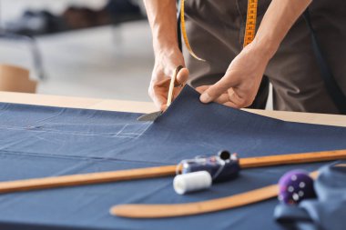 Atelier Tekstilde çalışan genç terzi