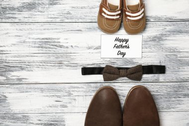 Fiyonk, ahşap arka plan üzerinde irili ufaklı ayakkabı. Babalar günü kompozisyon