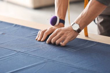 Atelier Tekstilde çalışan genç terzi