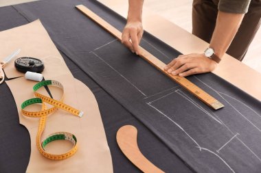 Atelier Tekstilde çalışan genç terzi