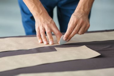 Genç terzi dikiş desen, closeup ile çalışma