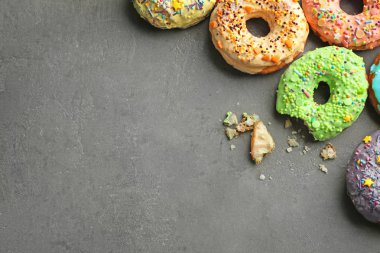 İle sprinkles gri arka plan üzerinde renkli donut