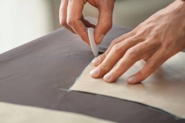 Genç terzi dikiş desen, closeup ile çalışma