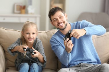 Baba ve küçük kızı evde video oyunu oynarken