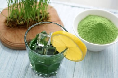 Bardak buğday çim suyu limon ahşap tablo