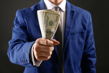 Para holding resmi elbiseli adam