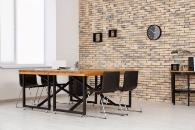 Modern ofis iç ahşap masa ve sandalyeler ile