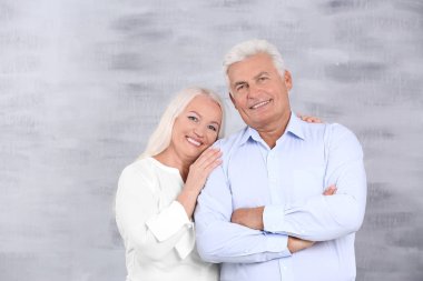 Olgun çift gri bir arka plana dayanır