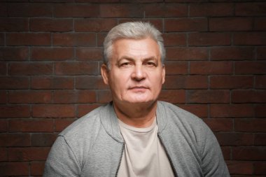 Üst düzey yakışıklı tuğla duvar arka plan üzerinde rahat kıyafetler içinde