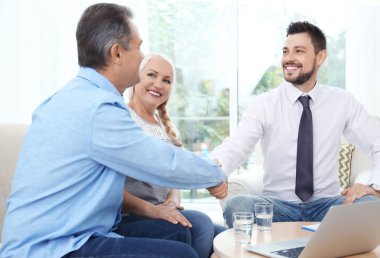 İstemcilerde Office'teki erkek sigorta acentesi