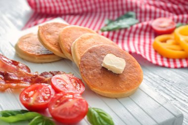  krep, domates ve kızarmış domuz pastırması 