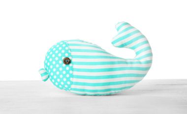 Beyaz arka plan karşı masada şirin oyuncak balina