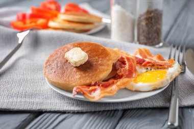 Plaka lezzetli gözleme, kızarmış domuz pastırması ve yumurta ahşap tablo