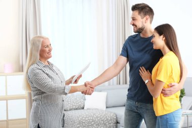 Ofiste genç çift danışmanlık kadın sigorta acentesi