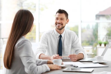 Office sigorta acentası danışmanlık genç kadında