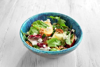 Hafif arka planda lezzetli sebze salatası ile kase