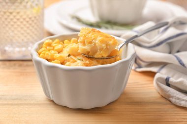 Ramekin ve kaşık Mısır puding ile 