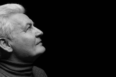 Koyu arka plan, siyah beyaz etkisi üzerinde rahat kıyafetler içinde üst düzey yakışıklı