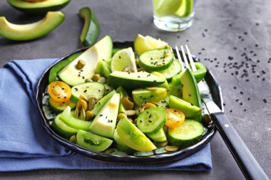 Plaka masada lezzetli sebze salatası ile