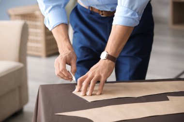 Genç terzi Atölyesi desende dikiş ile çalışma