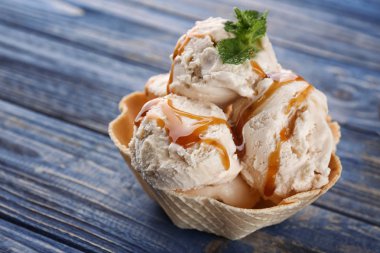 Karamel ile lezzetli dondurma