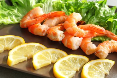 Limon ve marul, closeup ile lezzetli karides