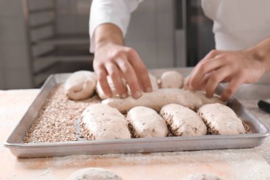 Adam masada ekmek hazırlama