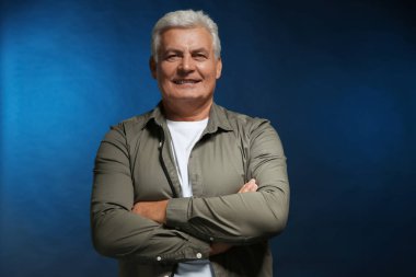 Renk arka plan üzerinde rahat kıyafetler içinde üst düzey yakışıklı