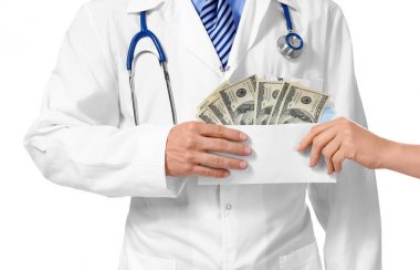 Doktor beyaz arka planda, closeup zarf ile rüşvet veren kadın