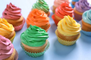 Renk arka plan üzerinde lezzetli kek