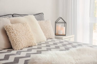 Rahat yatak odasında yastıkları ile