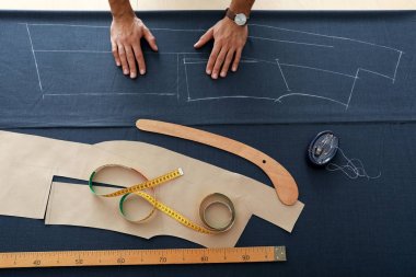 Genç terzi Tekstil ile çalışma