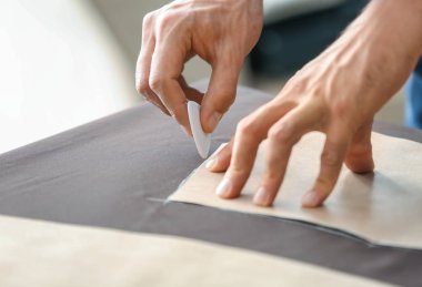 Genç terzi dikiş desen, closeup ile çalışma