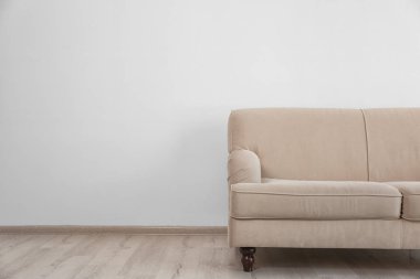 Beyaz duvar arka plan üzerinde şık kanepe