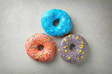 İle sprinkles gri arka plan üzerinde renkli donut