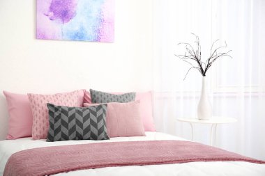 Rahat yatak odasında yastıkları ile