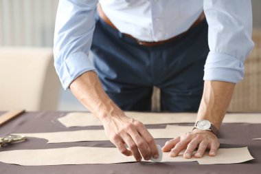 Genç terzi Atölyesi desende dikiş ile çalışma