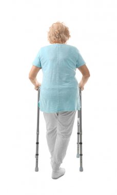 Çerçeve beyaz arka plan üzerinde yürüme ile yaşlı kadın