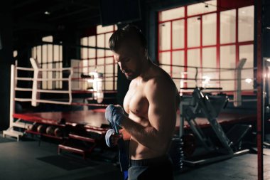 Erkek boxer el uygulama eğitim salonunda için hazırlarken sarar