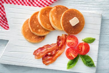 krep, domates ve kızarmış domuz pastırması 