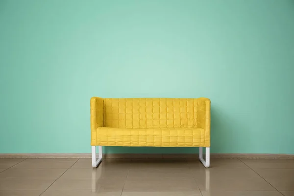 Stilvolles Sofa in der Nähe von Farbwand drinnen — Stockfoto