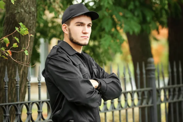 Masculino segurança guarda no cidade rua — Fotografia de Stock