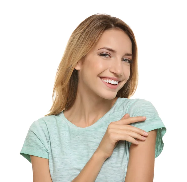 Usmívající se žena v ležérní tričko na bílém pozadí — Stock fotografie