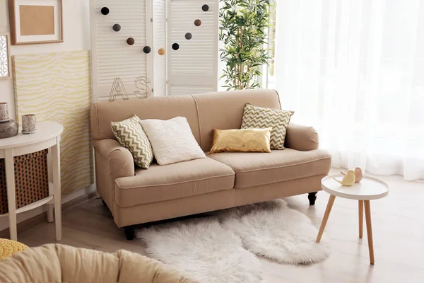 Moderno interno della camera con divano elegante — Foto Stock