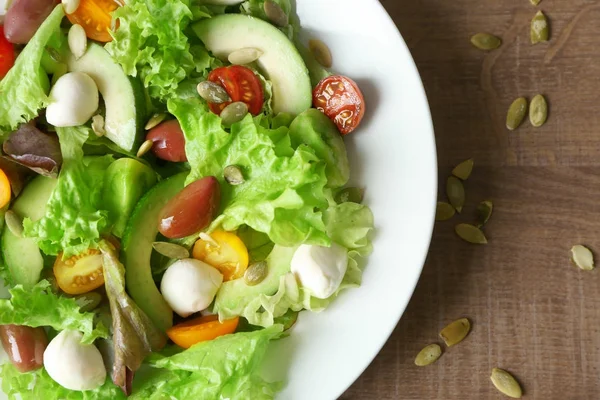 Тарелка с вкусным овощным салатом на столе, крупным планом — стоковое фото