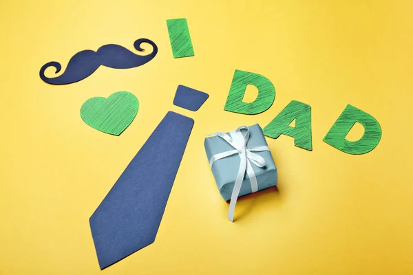 Composition with phrase I LOVE DAD and gift for Father's Day on color background — Stock Photo, Image